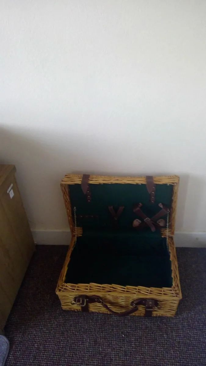 Picnic Basket (maybe for a shop window display?) - Image 4