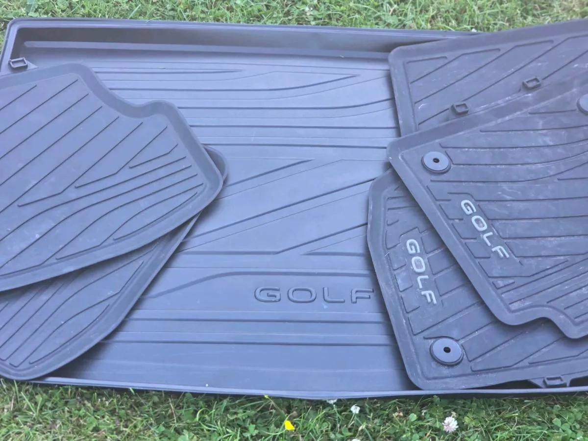 Nearly  new genuine vw  golfrubber bootliner &mats