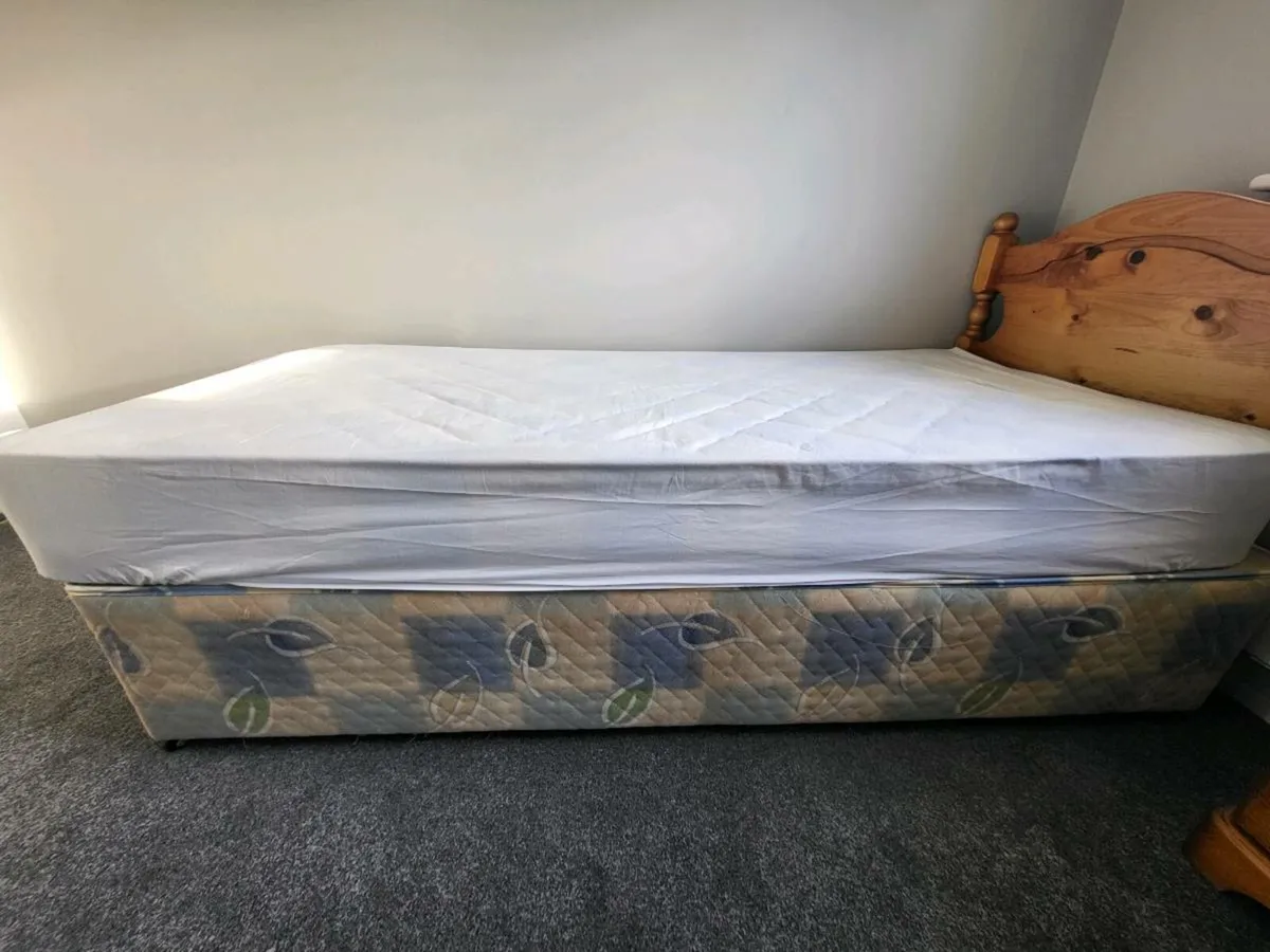 Single bed / headboard / Matress / (protector) - Image 1