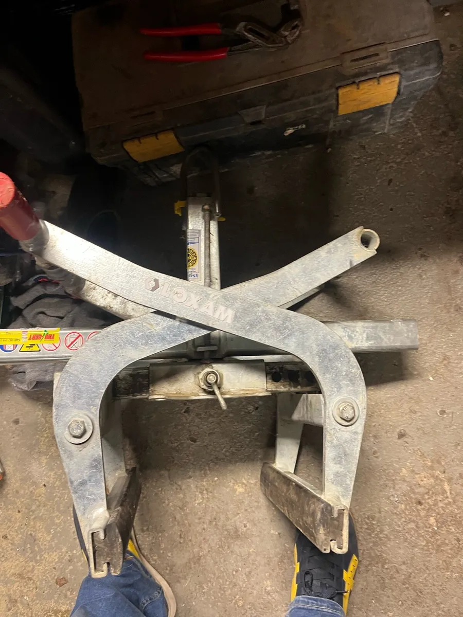 Loxam kerb lifter - Image 1