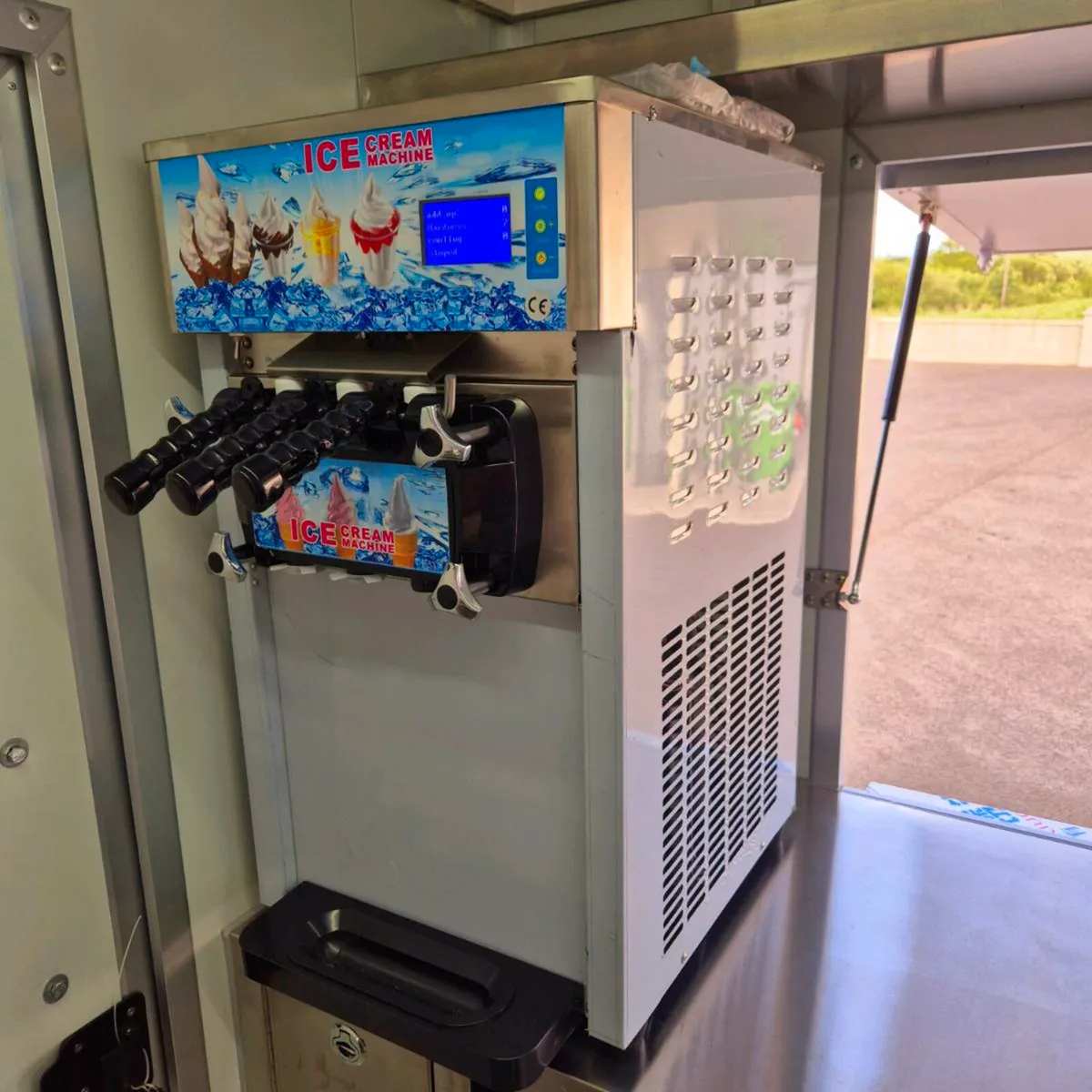 Catering trailer - Image 2