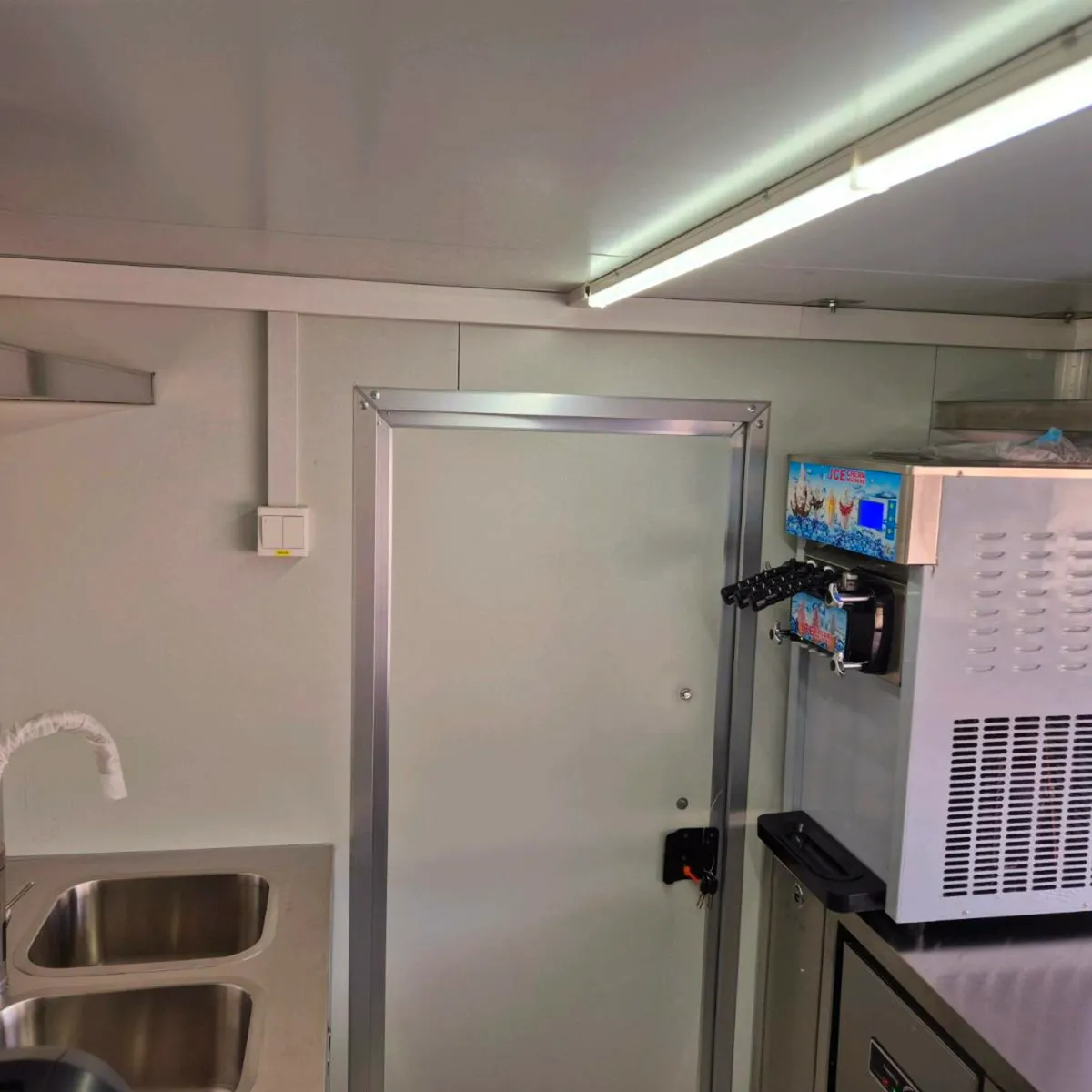 Catering trailer - Image 3