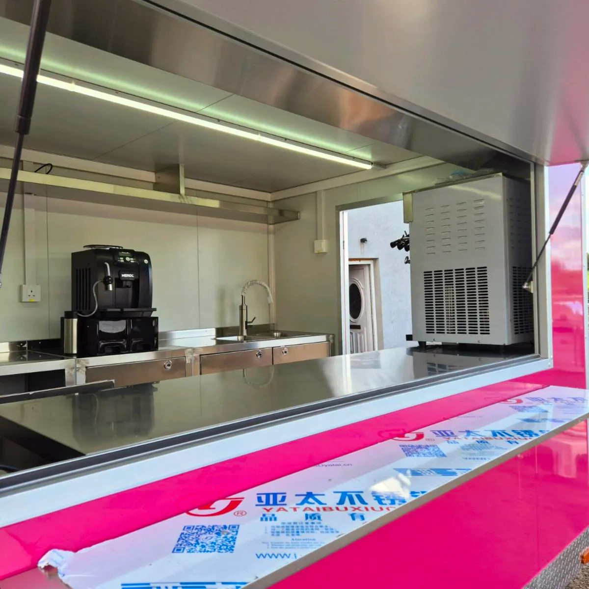Catering trailer - Image 4