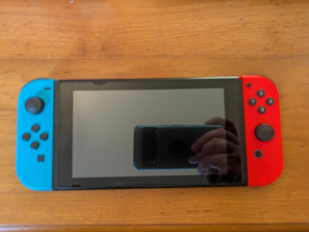 Nintendo Switch + Carrying case - Image 2