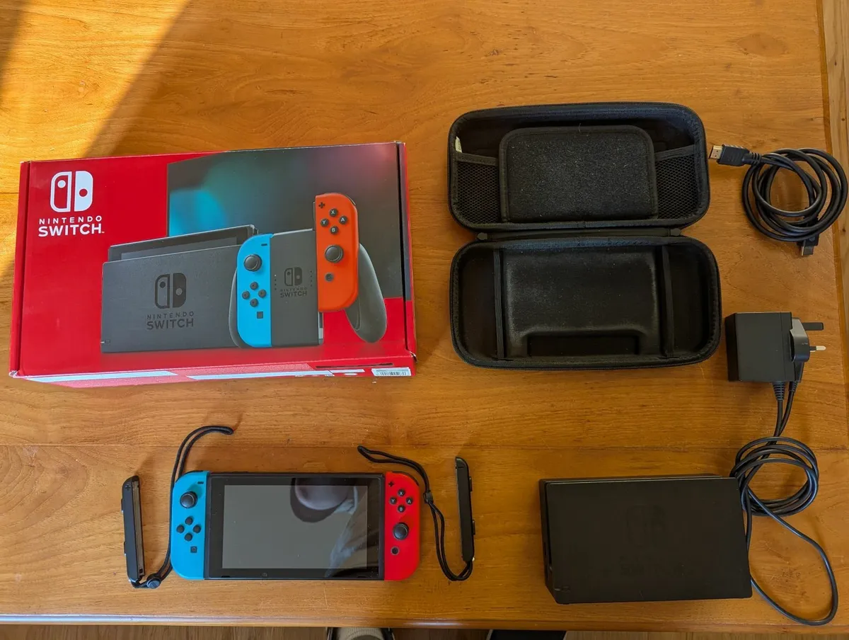 Nintendo Switch + Carrying case - Image 1