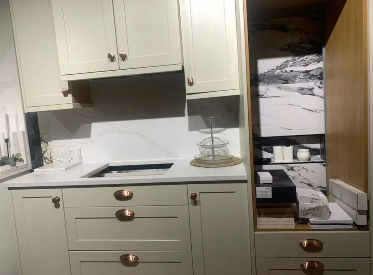 Ex display kitchen with 30mm quartz backsplash and counter - Image 1