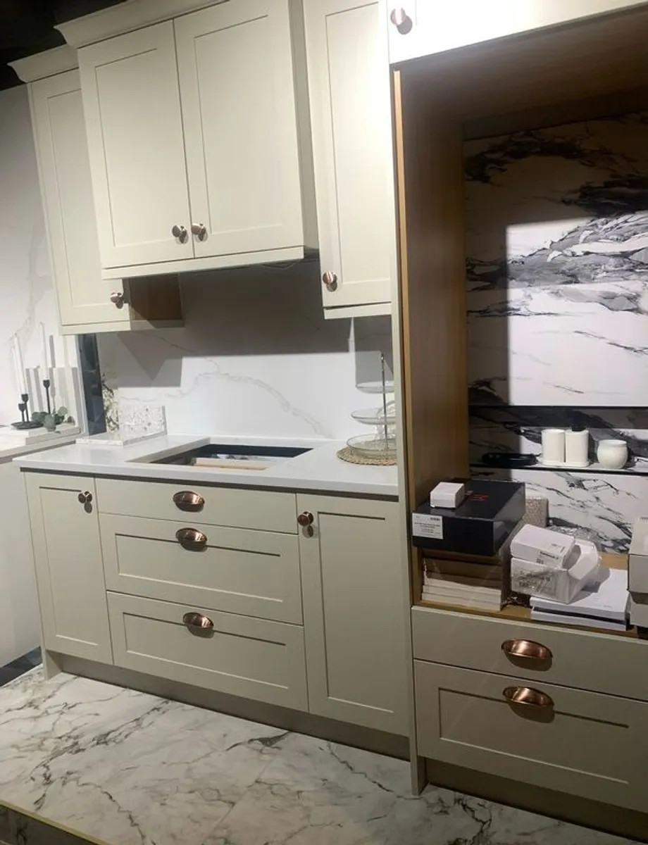 Ex display kitchen with 30mm quartz backsplash and counter - Image 2