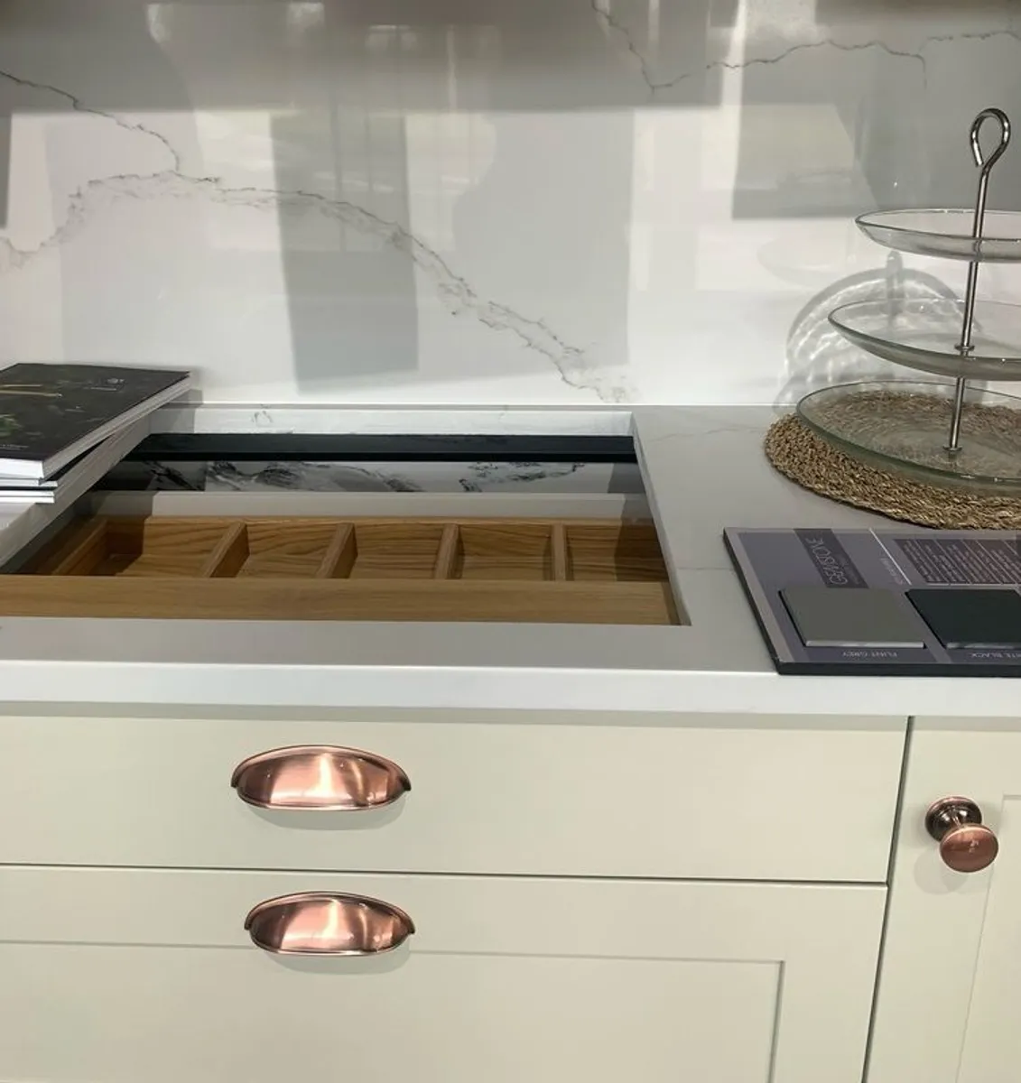 Ex display kitchen with 30mm quartz backsplash and counter - Image 4