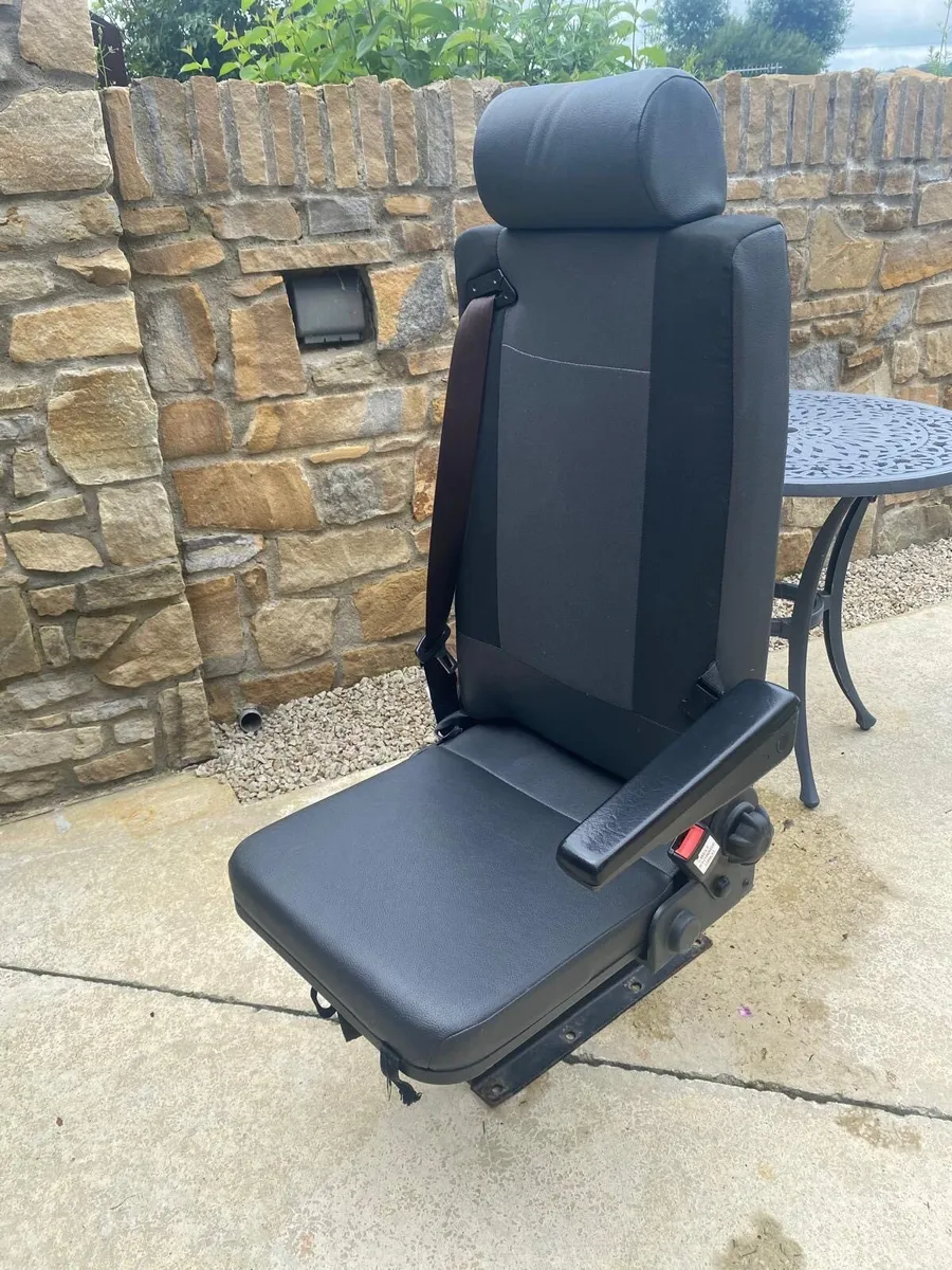 Swivel seats - Image 1