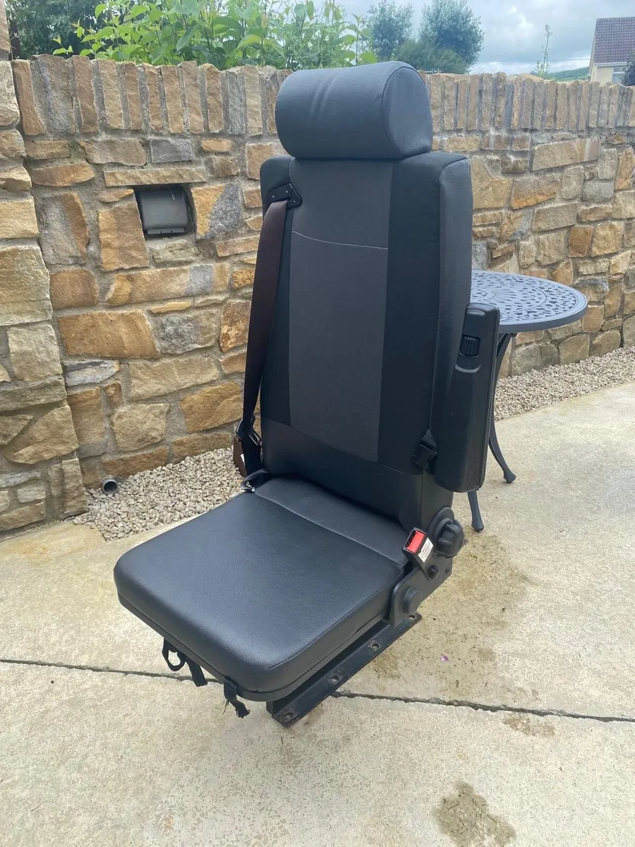 Swivel seats - Image 2