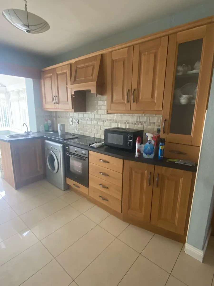 Solid oak kitchen - Image 1