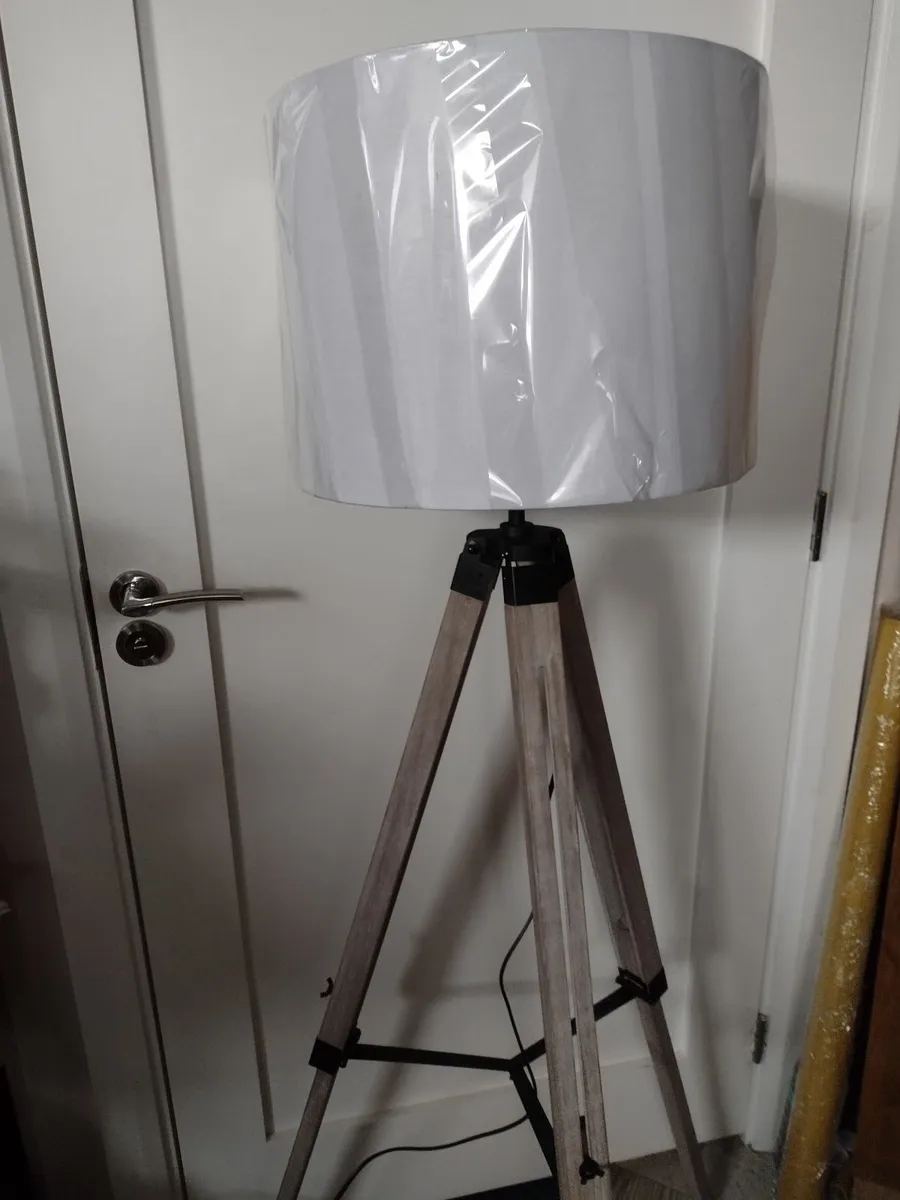 Brand new wooden tripod floor lamp - Image 3