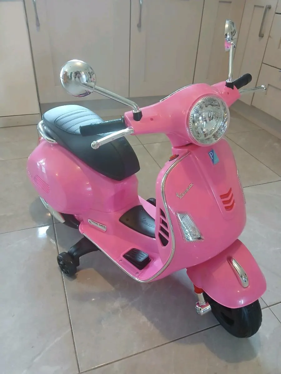 Vespa GTS Super Scooter 6V electric ride on pink - Image 1