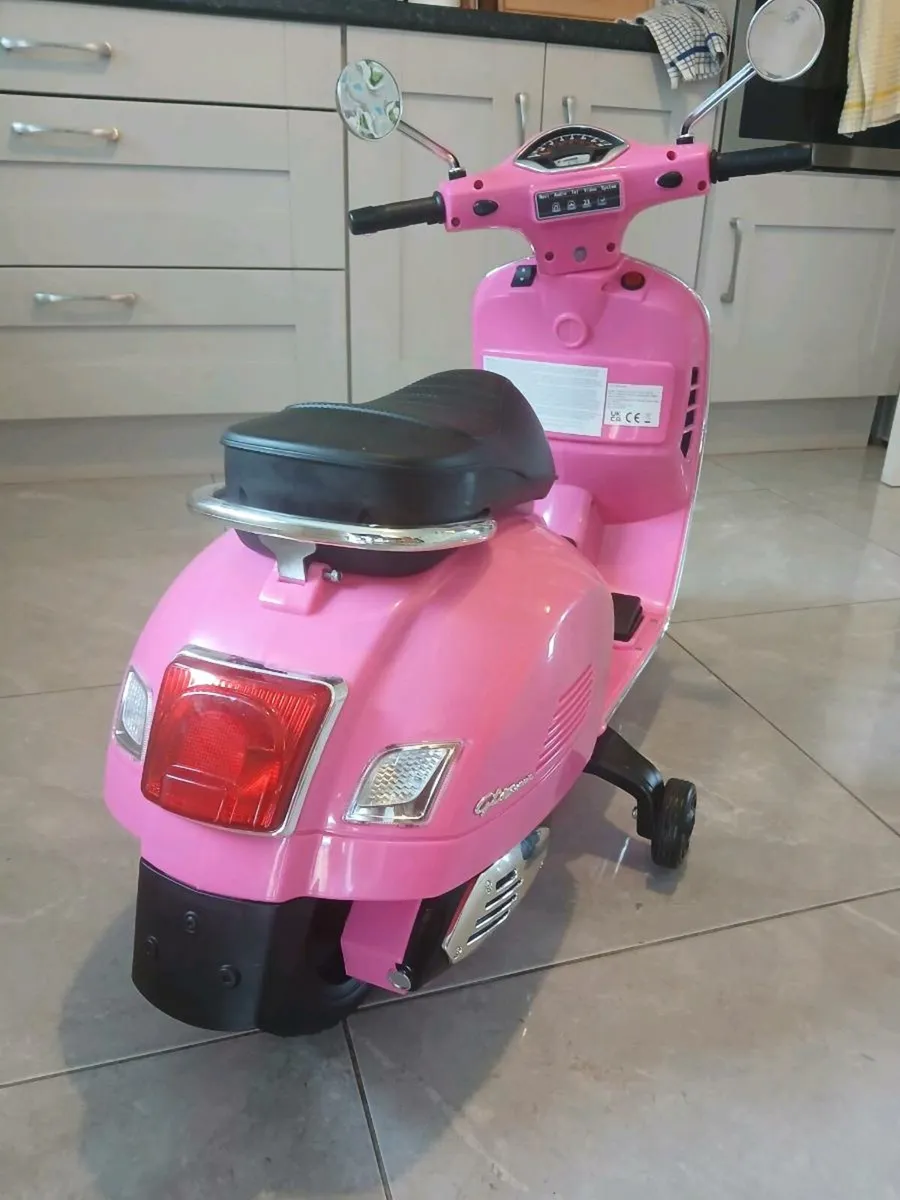 Vespa GTS Super Scooter 6V electric ride on pink - Image 2