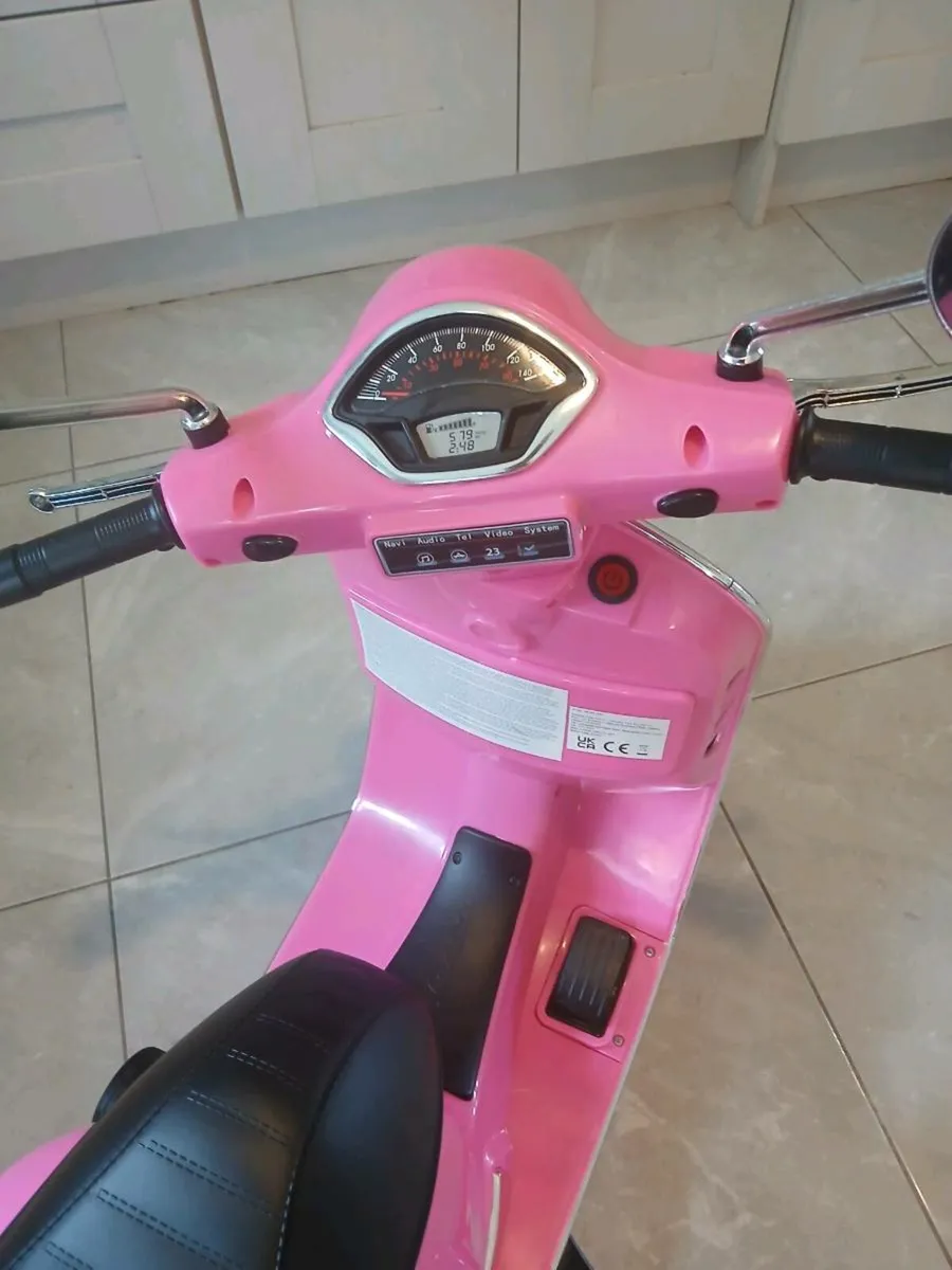 Vespa GTS Super Scooter 6V electric ride on pink - Image 3