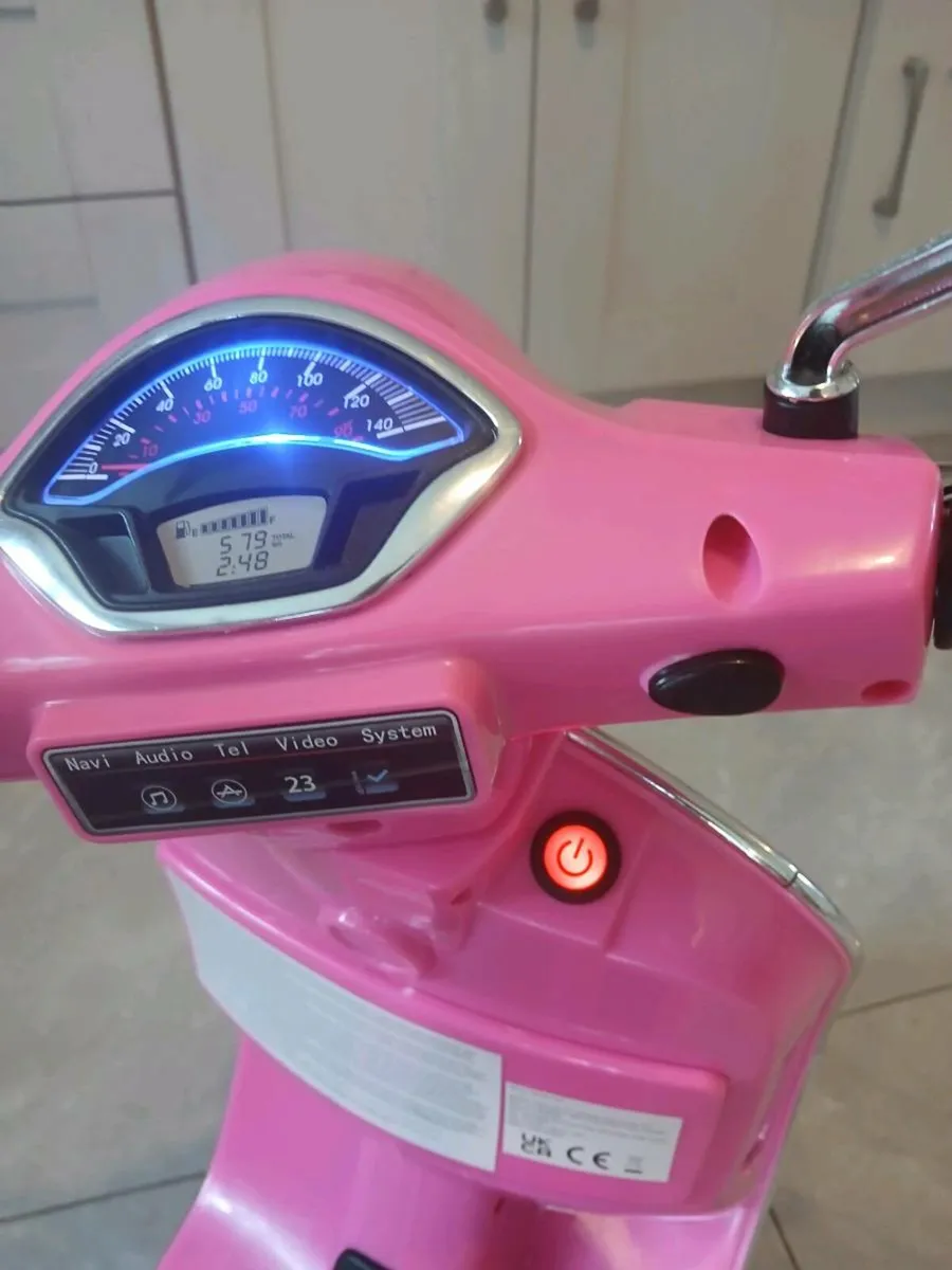 Vespa GTS Super Scooter 6V electric ride on pink - Image 4