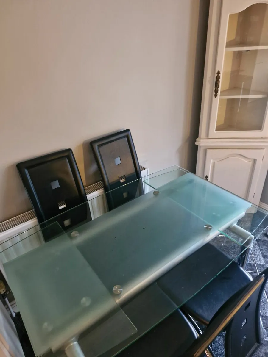 Kitchen table and chairs - Image 1