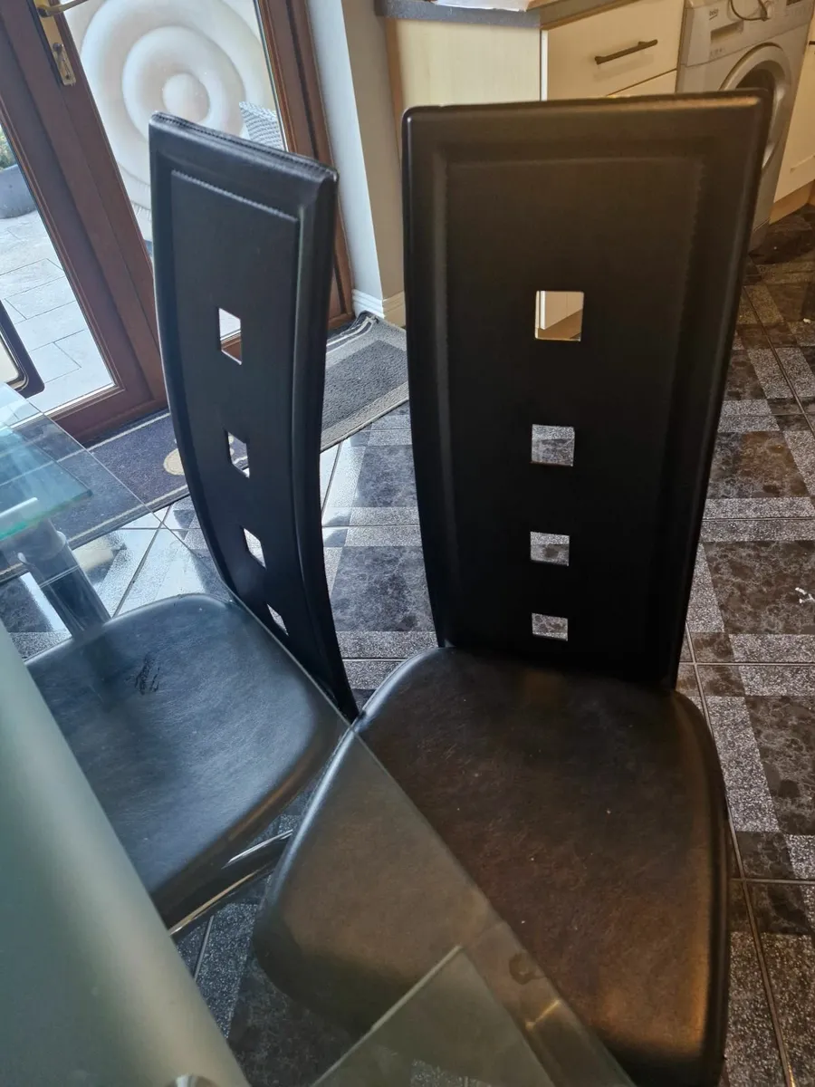 Kitchen table and chairs - Image 2