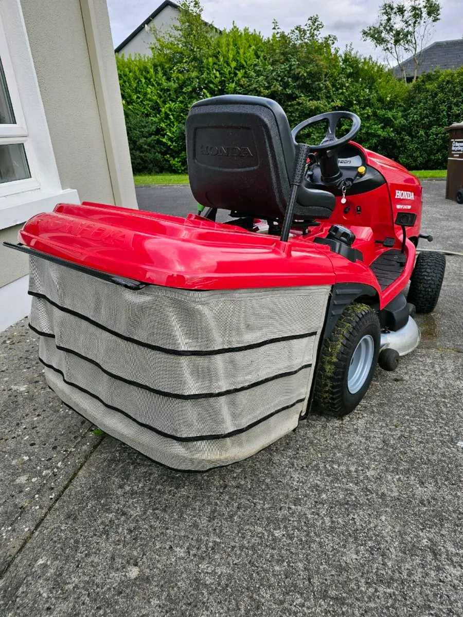 Honda HF2417 ride on mower - Image 4