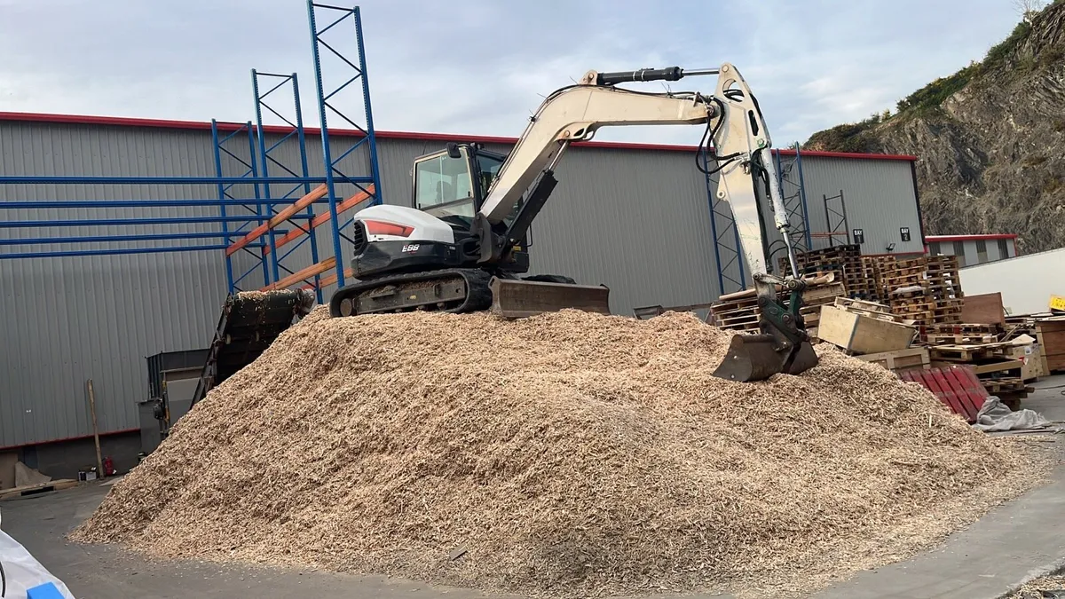 8 Ton Self Drive Digger Hire - Image 1