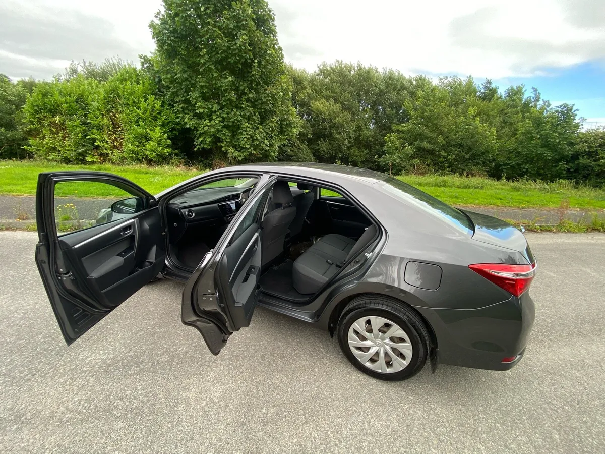 Toyota Corolla 2018 – Grey - Image 4