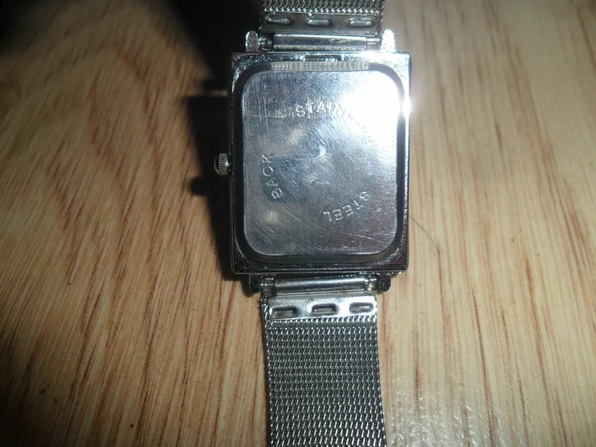 womage quartz watch - Image 2
