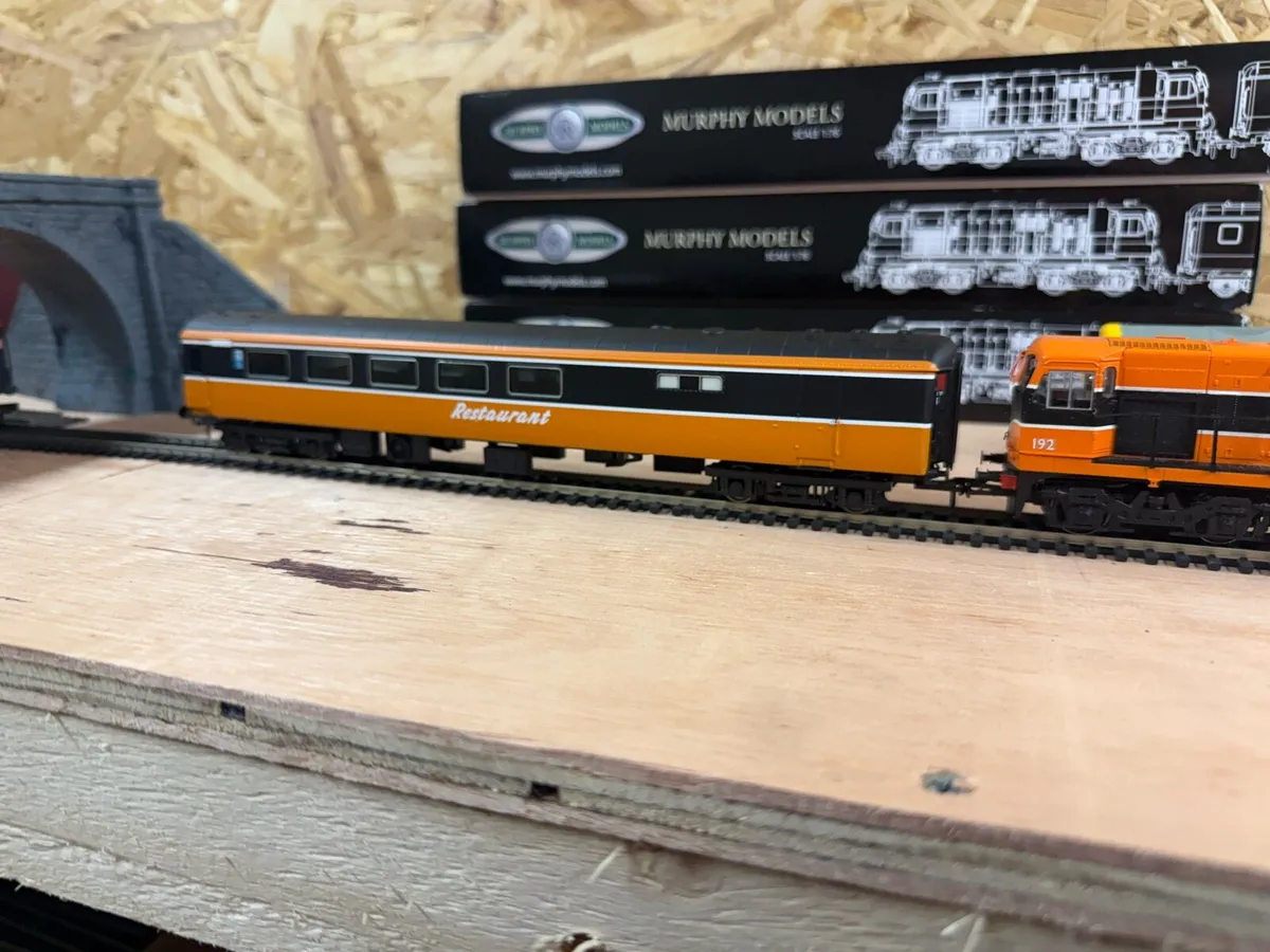 Murphy models coach - Image 1