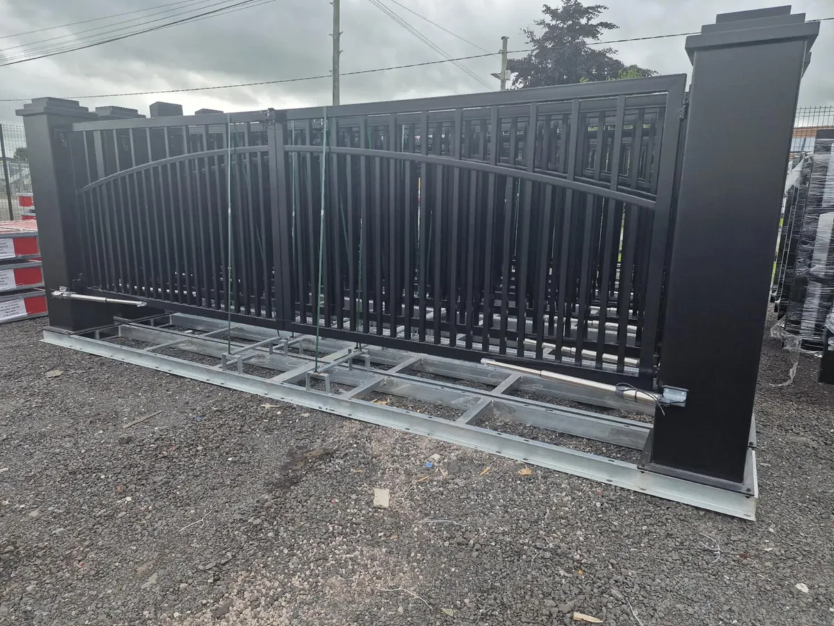 Entrance gates - Image 1