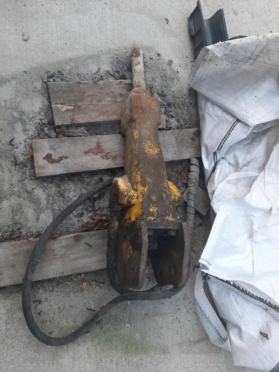 Caterpillar rock breaker