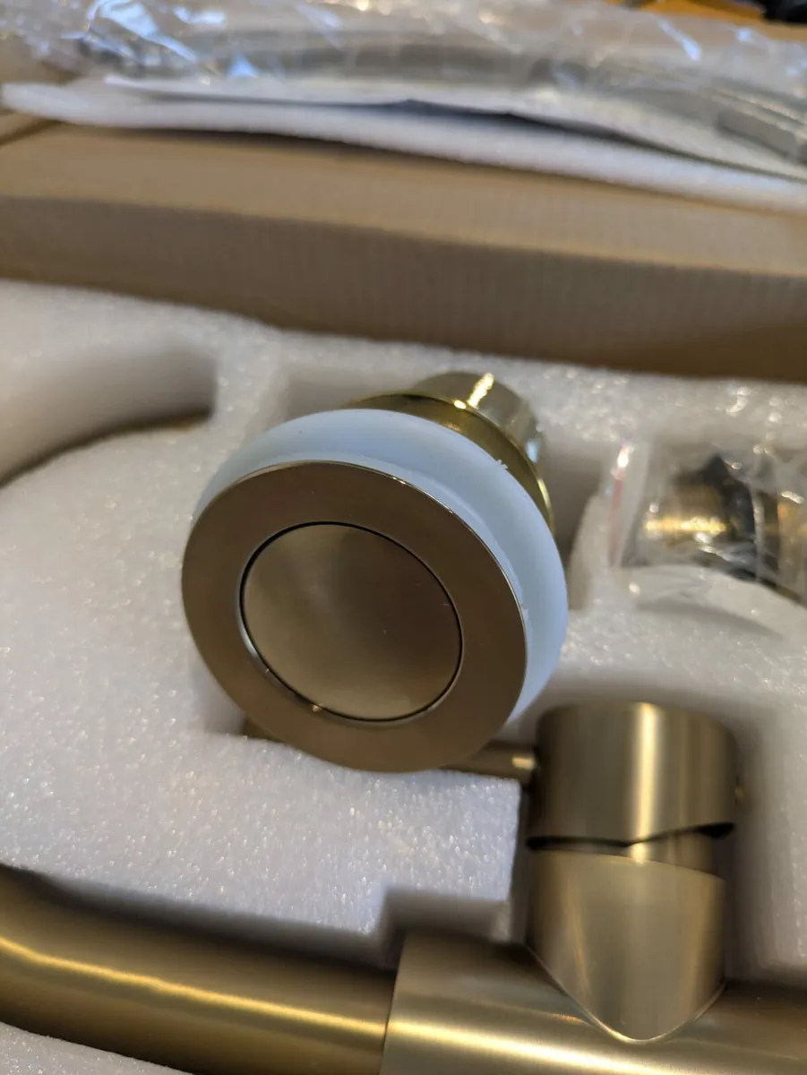 Gold bathroom tap - Image 3