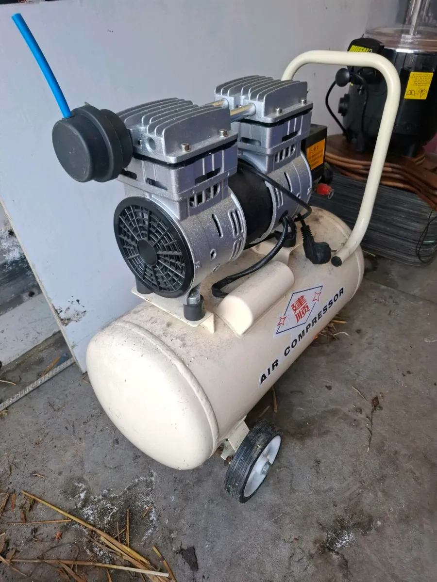 Air compressor with cover - Image 1