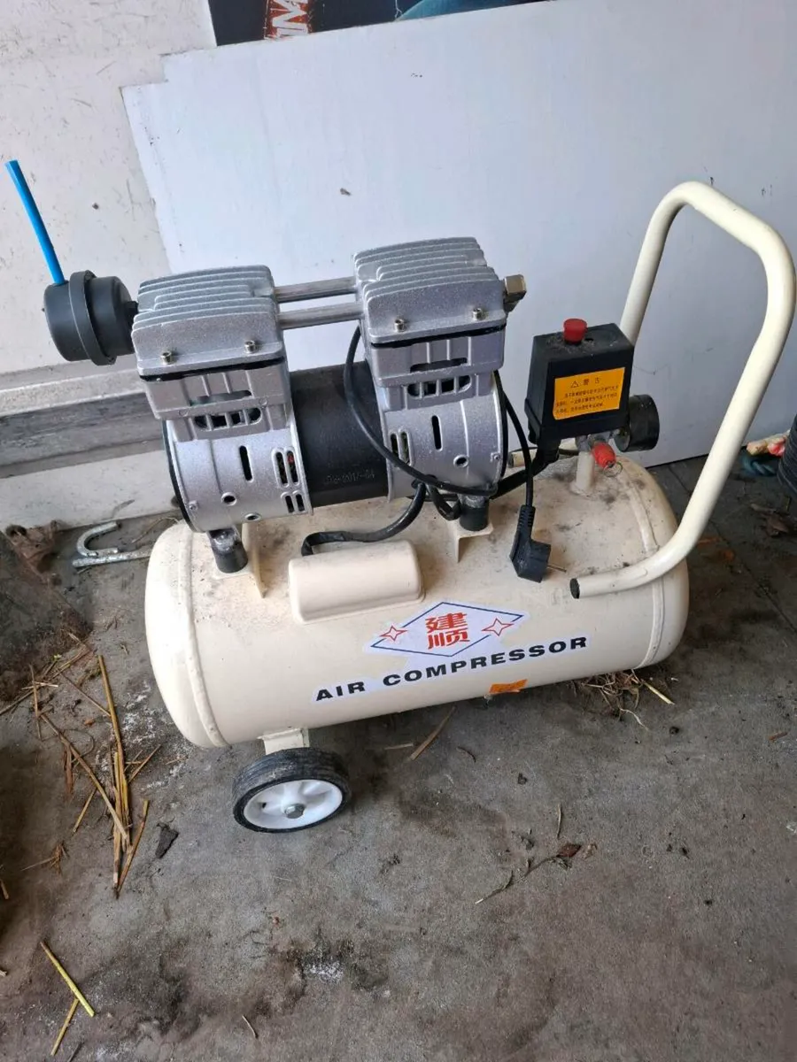 Air compressor with cover - Image 2