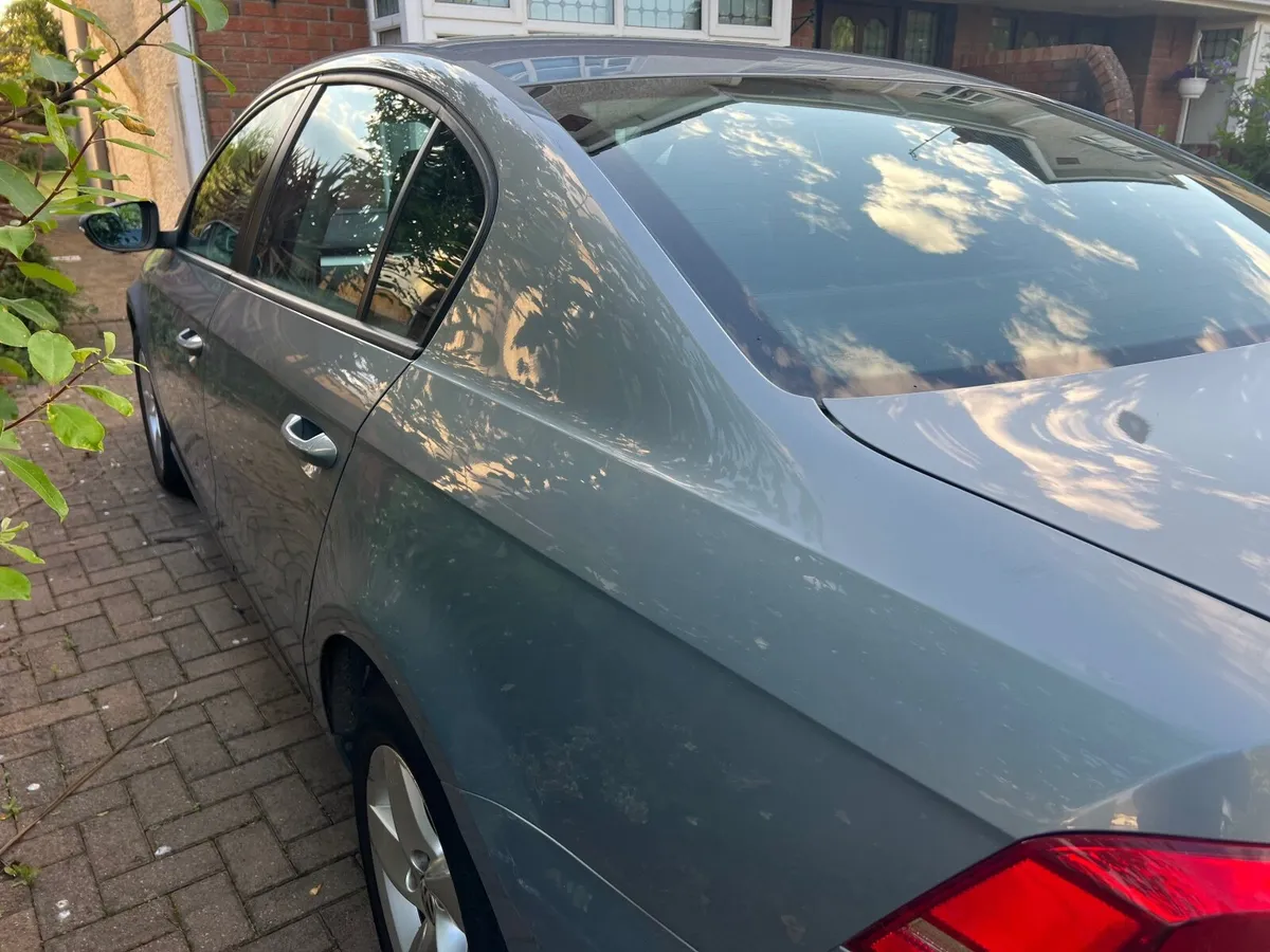 Volkswagen Passat 2012 - Image 2