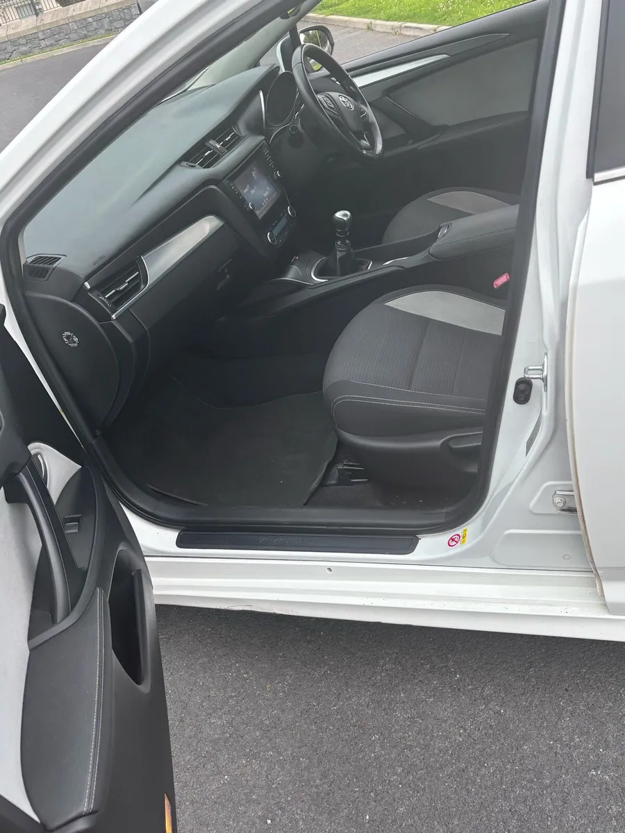 2.0 litre Toyota avensis - Image 4