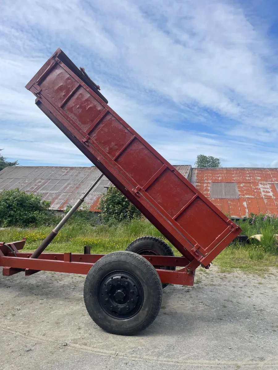Tractor tipping trailer - Image 1