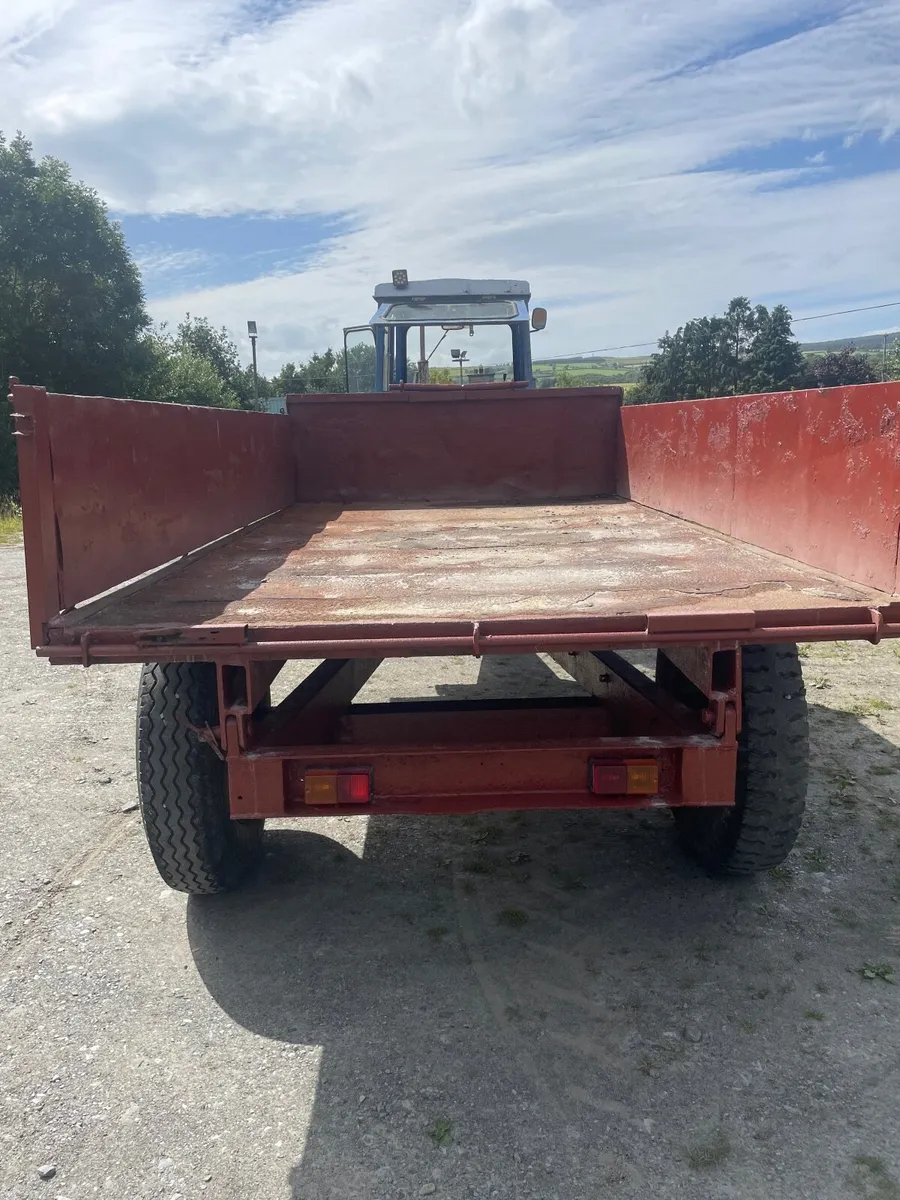 Tractor tipping trailer - Image 2