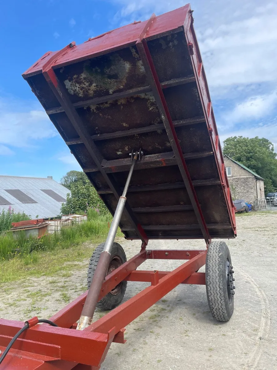 Tractor tipping trailer - Image 3