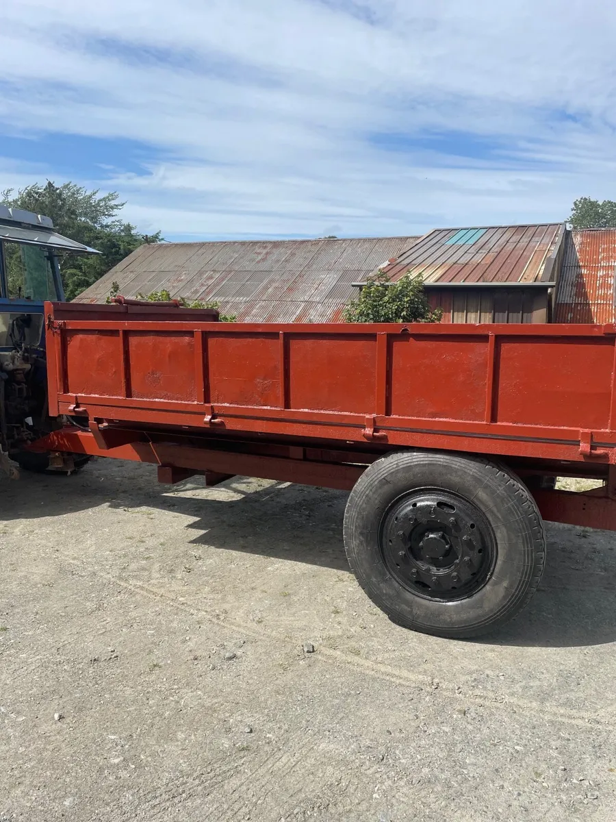 Tractor tipping trailer - Image 4