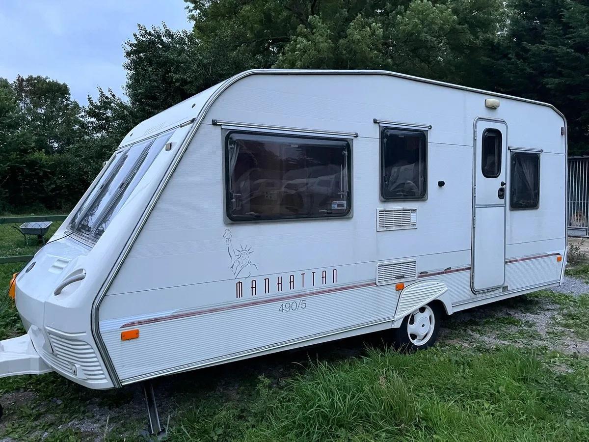 Abi manhattan 4/5 berth caravan & awning - Image 1