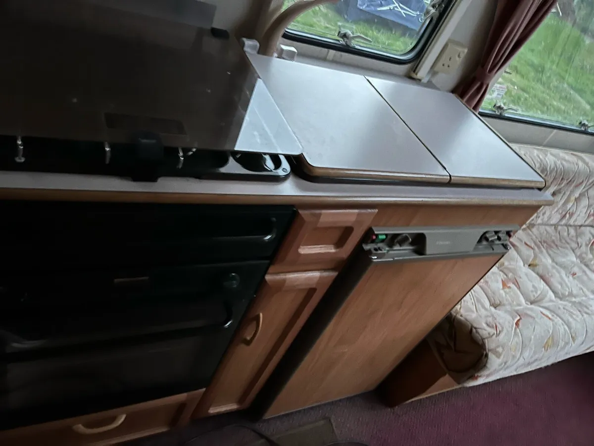 Abi manhattan 4/5 berth caravan & awning - Image 3