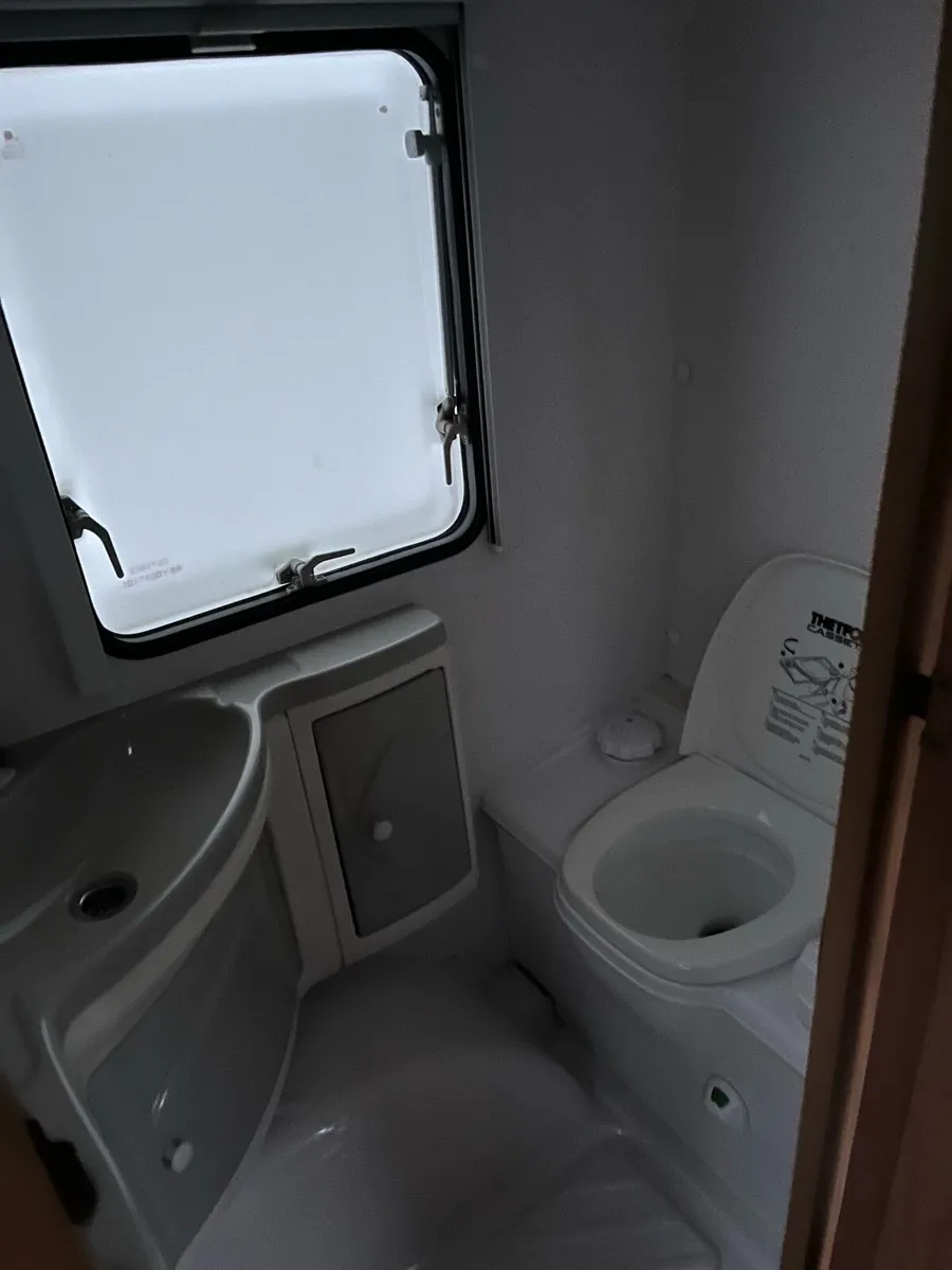 Abi manhattan 4/5 berth caravan & awning - Image 4