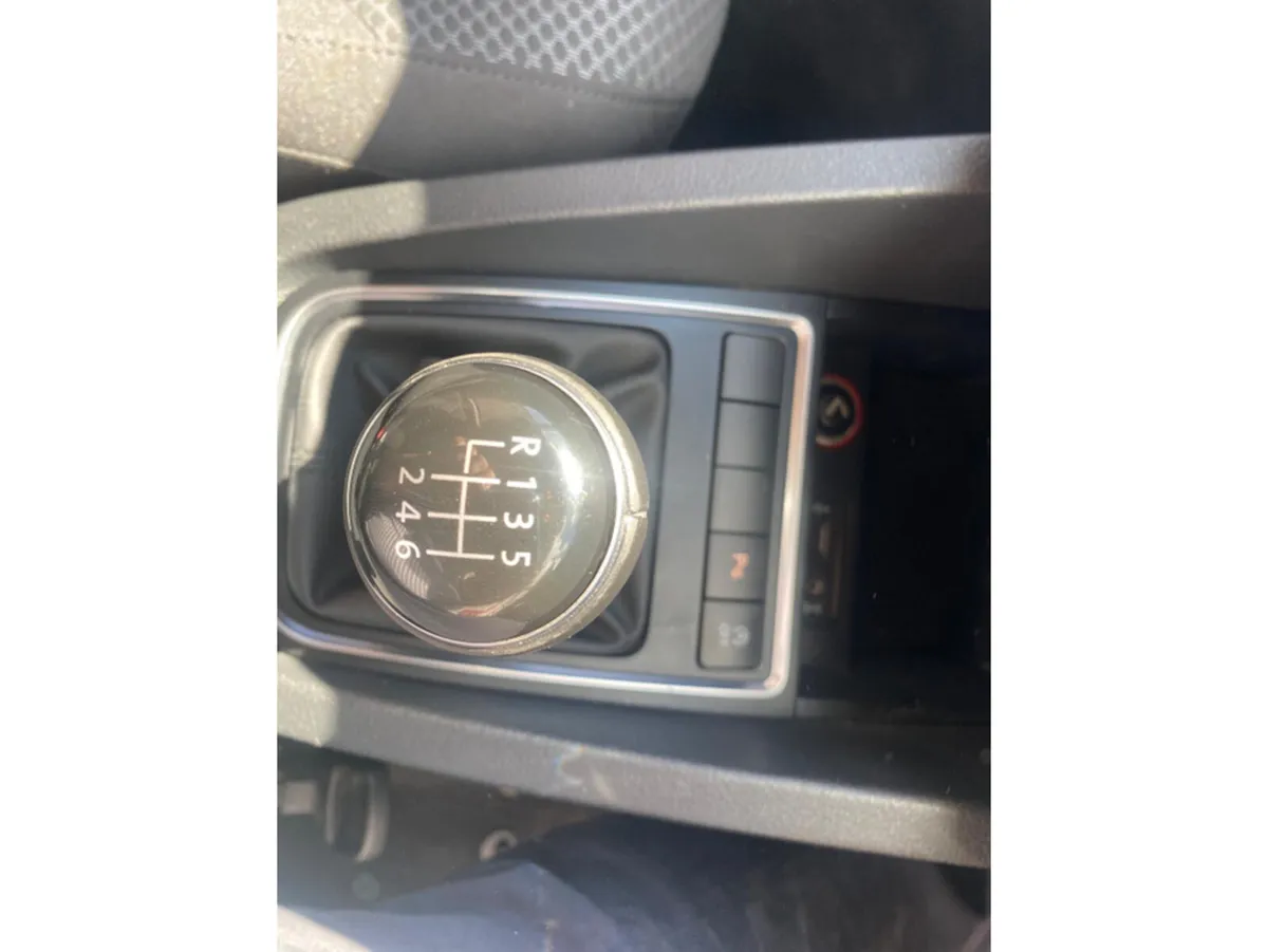 Volkswagen Jetta CL 1.2 TSI MANUAL 6SPEED FWD 105H - Image 3