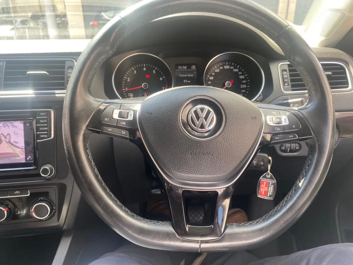 Volkswagen Jetta CL 1.2 TSI MANUAL 6SPEED FWD 105H - Image 4