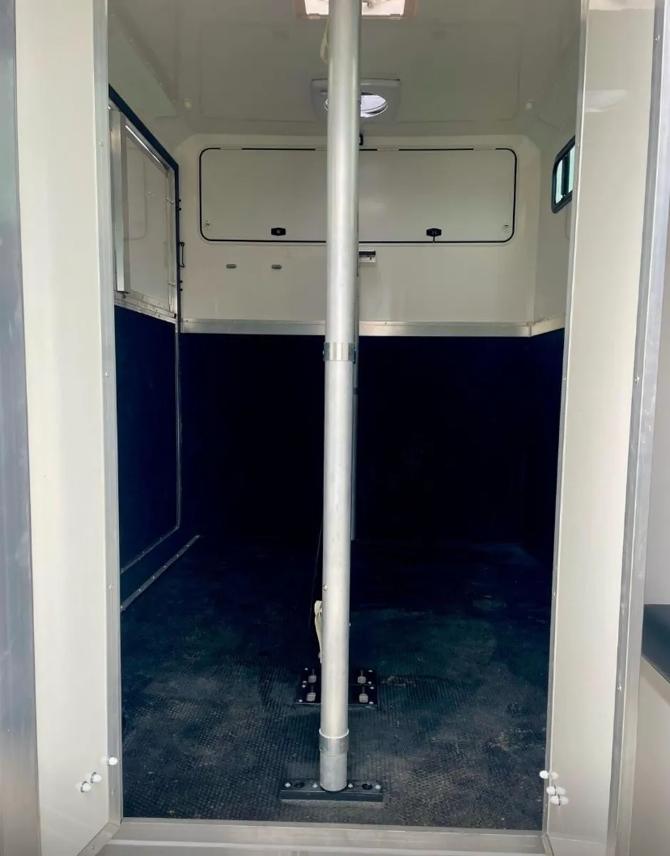 Peugeot Boxer 3.5 Ton Horsebox 2018 new build . - Image 4