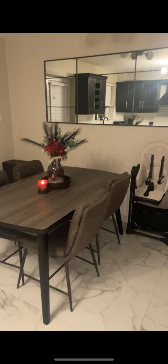 Dining table - Image 1