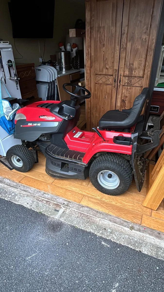 Ride on lawnmower - Image 1