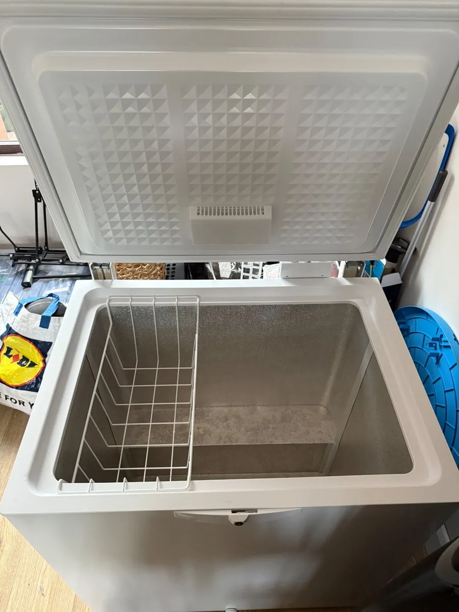 ✅ Indesit Chest Freezer 202L - Image 2