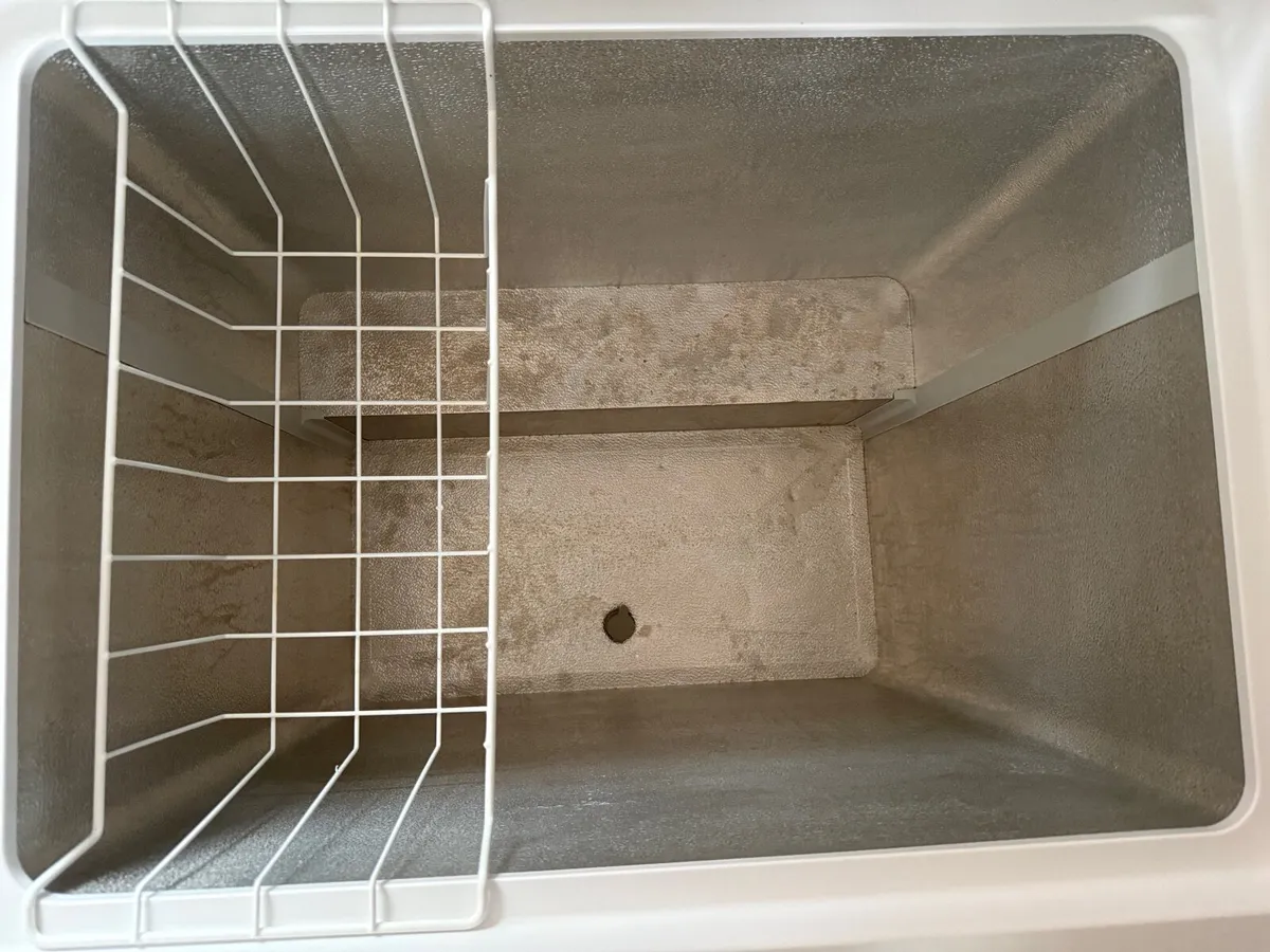 ✅ Indesit Chest Freezer 202L - Image 4