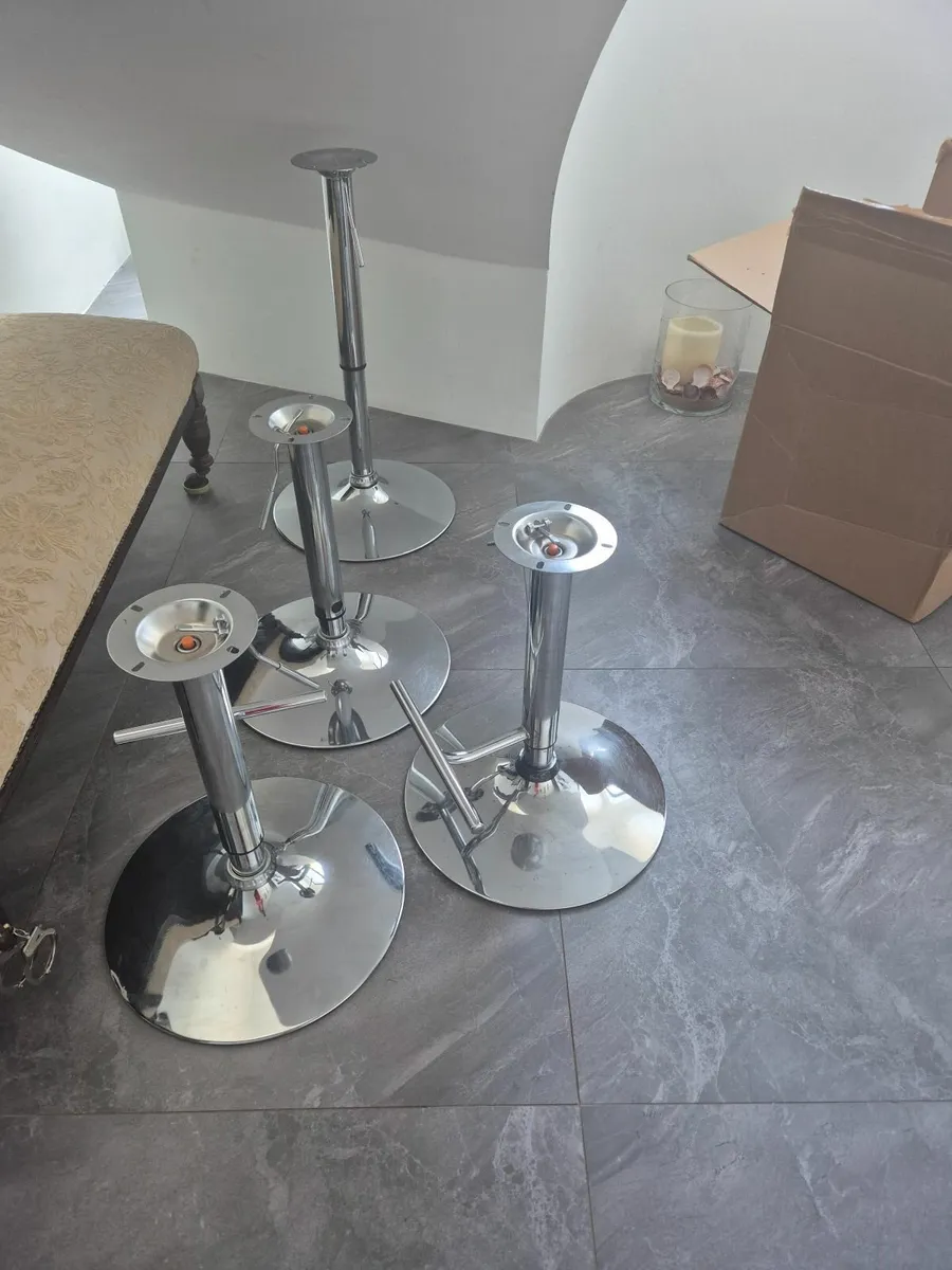 Bar stool base