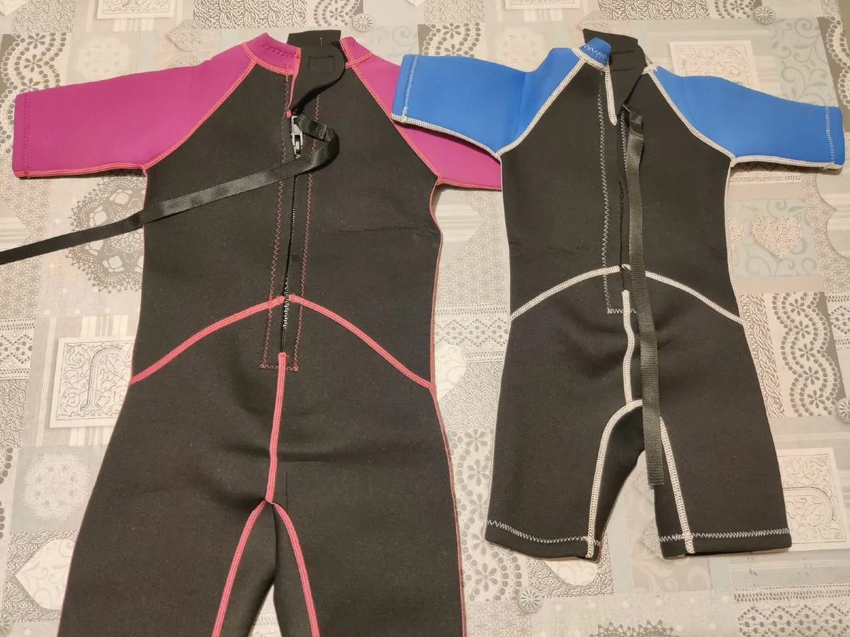 Kids wet suits age 3-5 (blue) and age 9-10 (pink) - Image 2